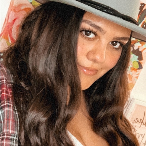 Meet your Posher, Hannah - Picture 1 of 1